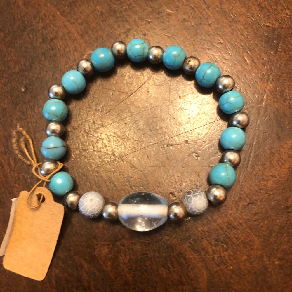 Beautiful turquoise stretchable bracelet NWT.